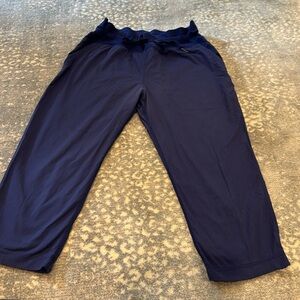 LULULEMON 3/4 LENTH PANT NAVY SIZE 6